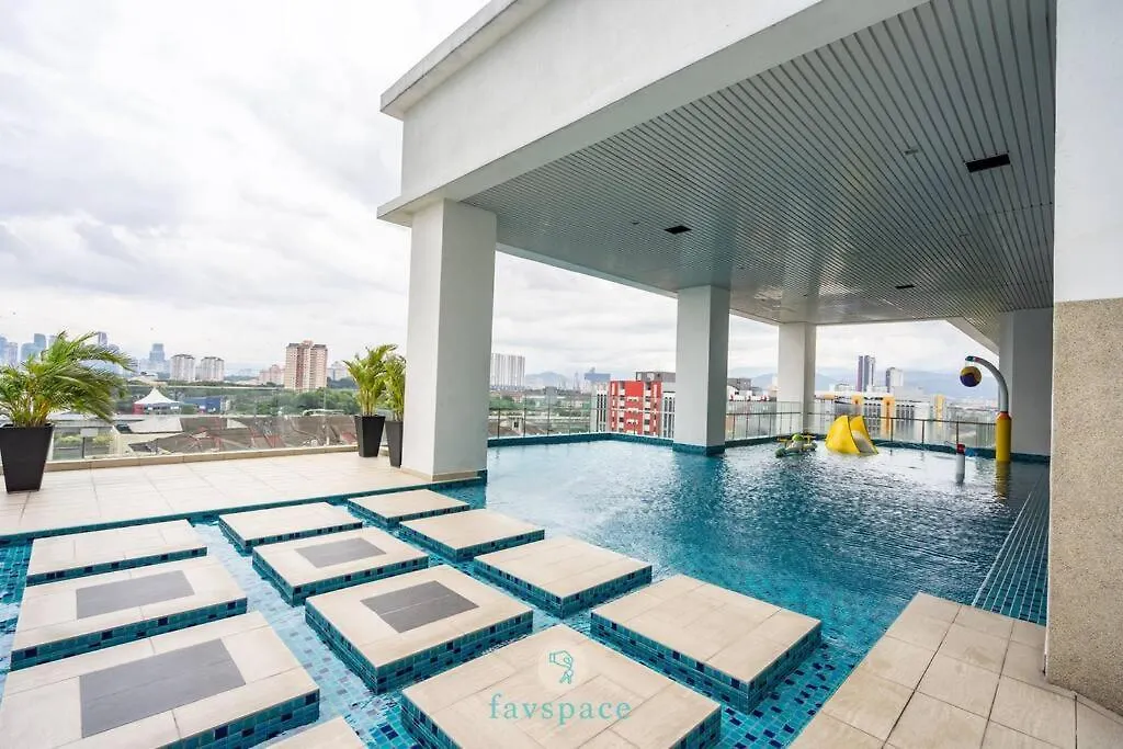 Lovely 4-Bedroom Condo With Pool For 6 Pax - Cheras Kuala Lumpur